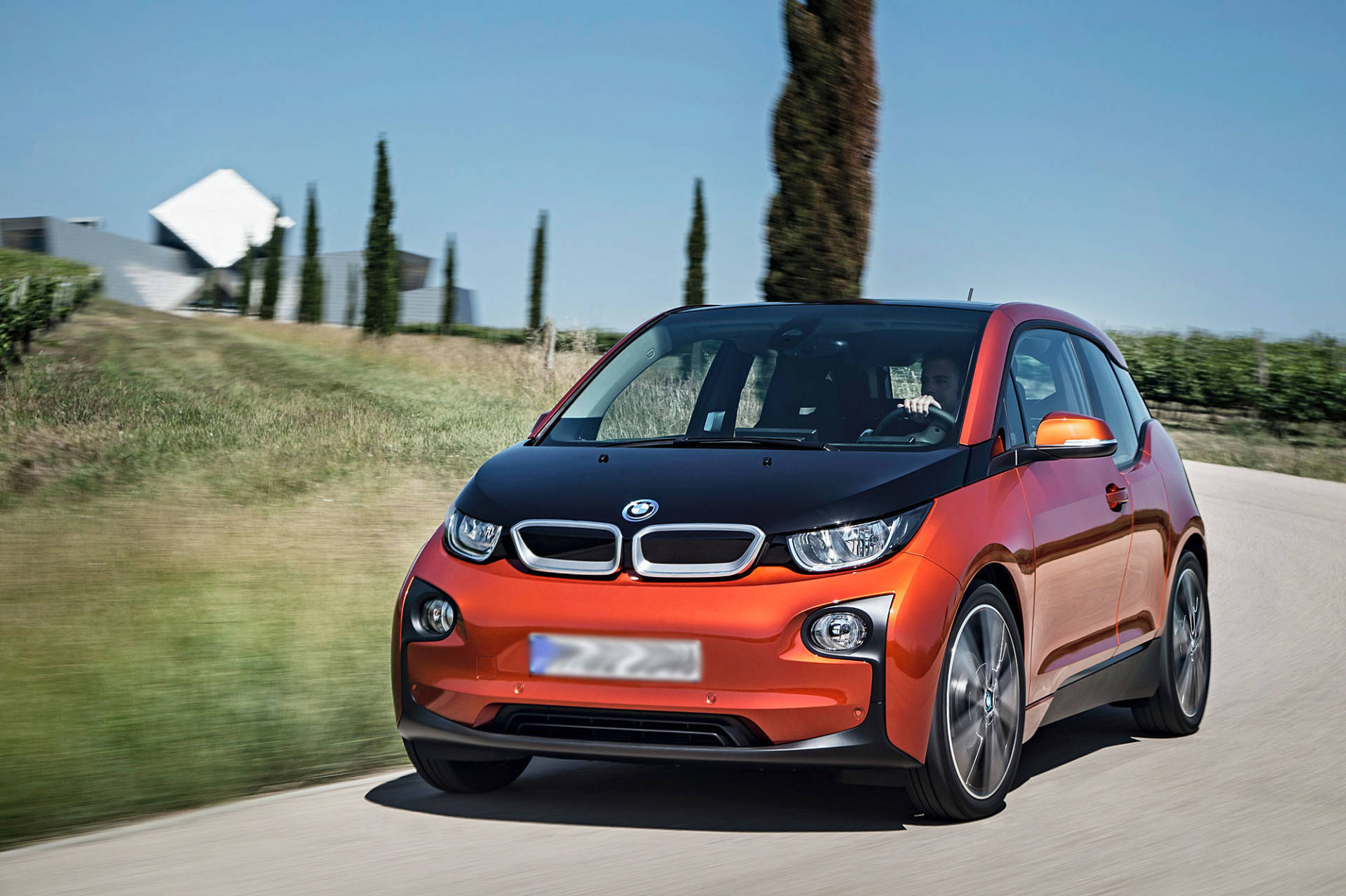 E-Auto mieten: Testbericht über den roten BMW i3