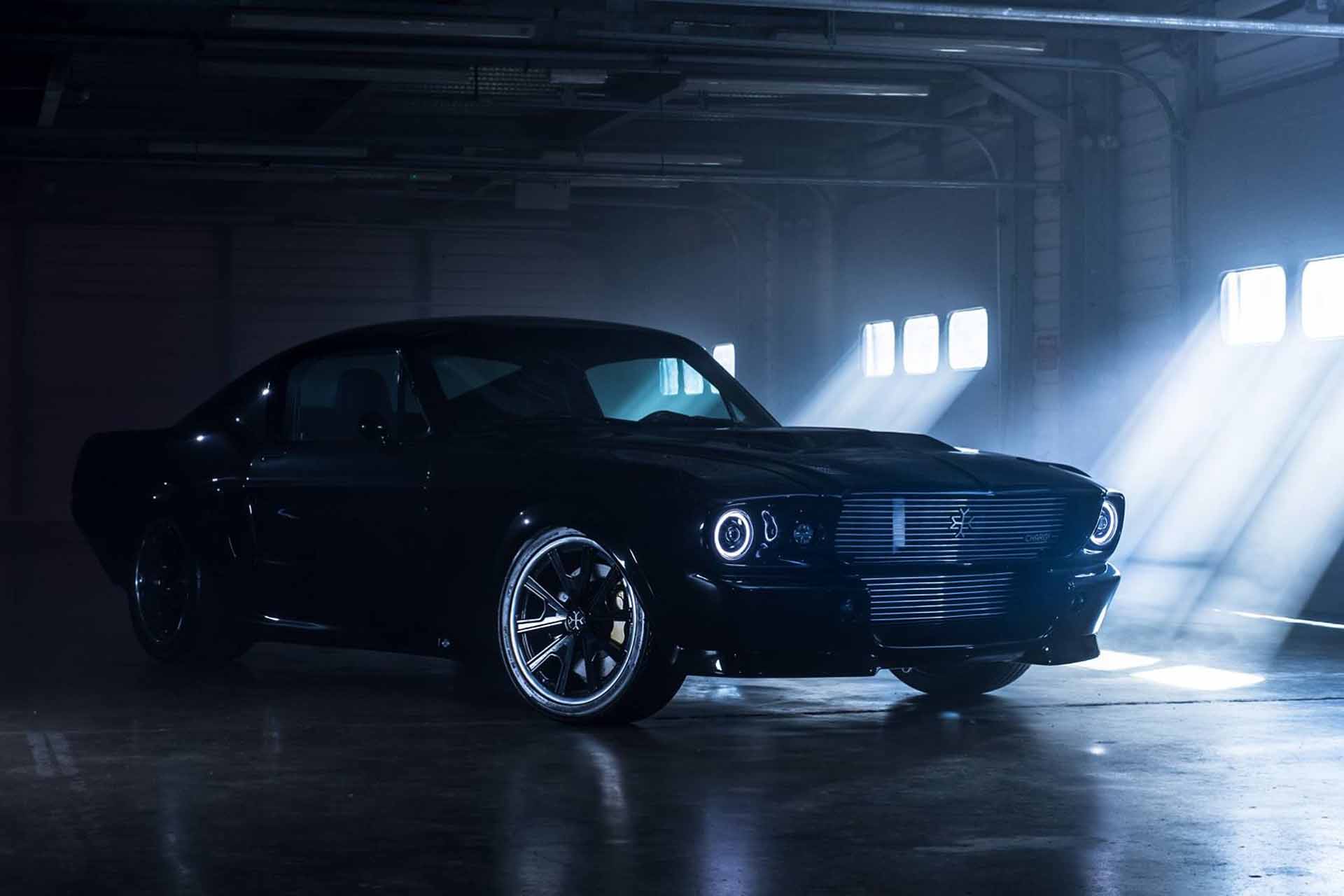 Schwarzer Ford Mustang steht in dunkler Halle, Licht fällt durch die Fenster ein.