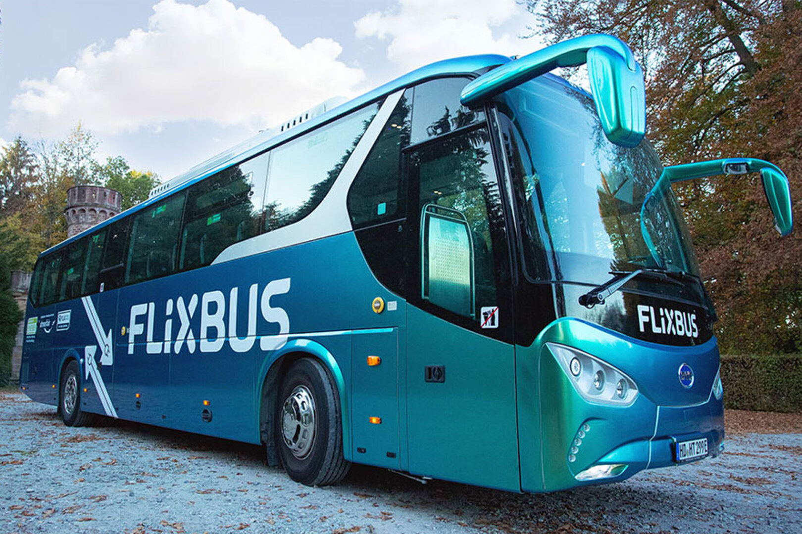 Neues Design in Grün-Blau für ersten Flixbus E-Bus