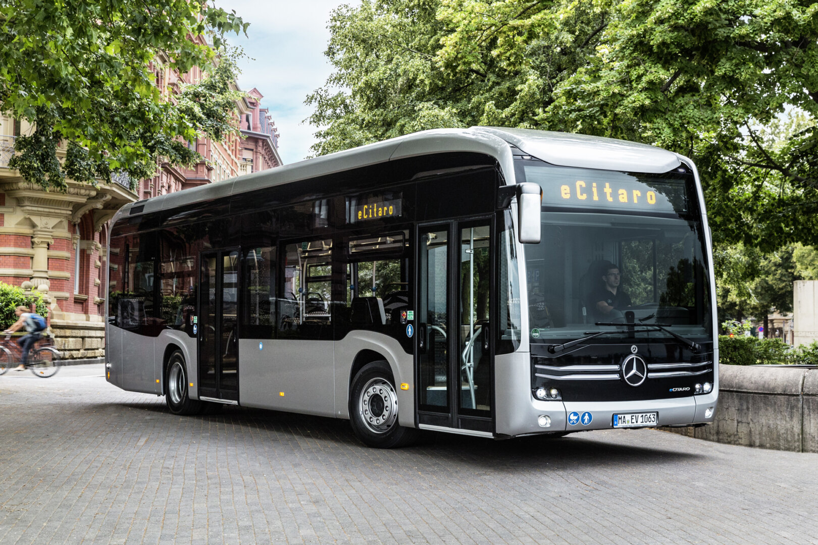 Silberner Mercedes E-Bus in einem Wendekreis