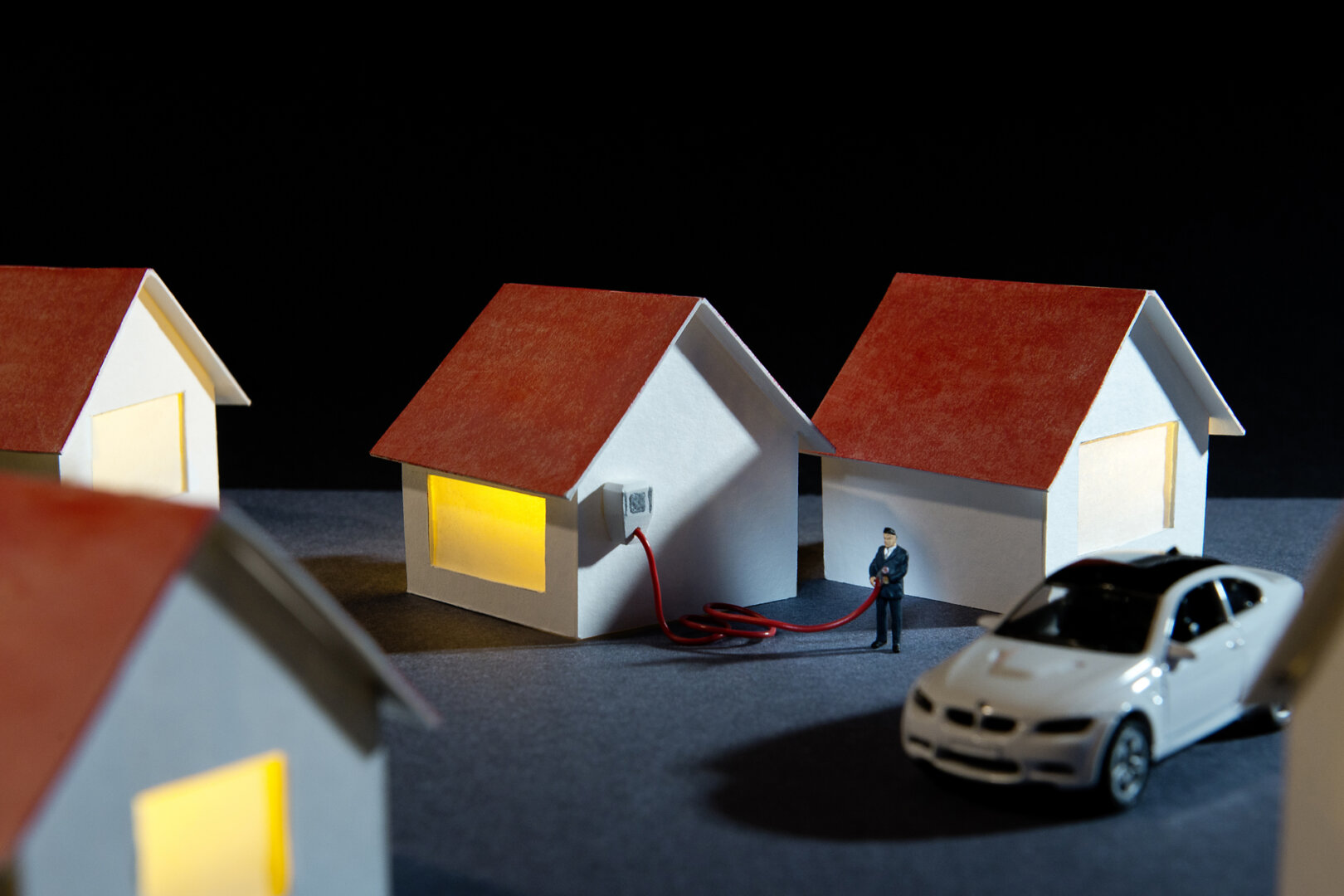 Beleuchtete Miniaturhäuser und Miniaturelektroauto