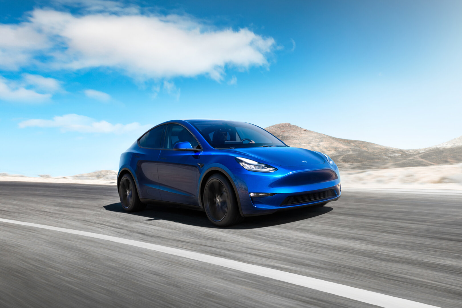 Blauer Tesla Model Y Elektroauto