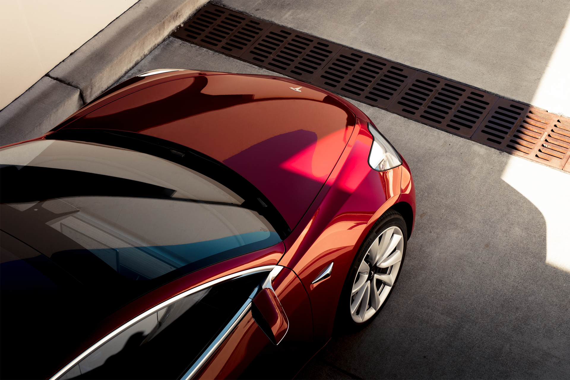 Rotes Tesla Model 3 - Red Overhead Elektroauto