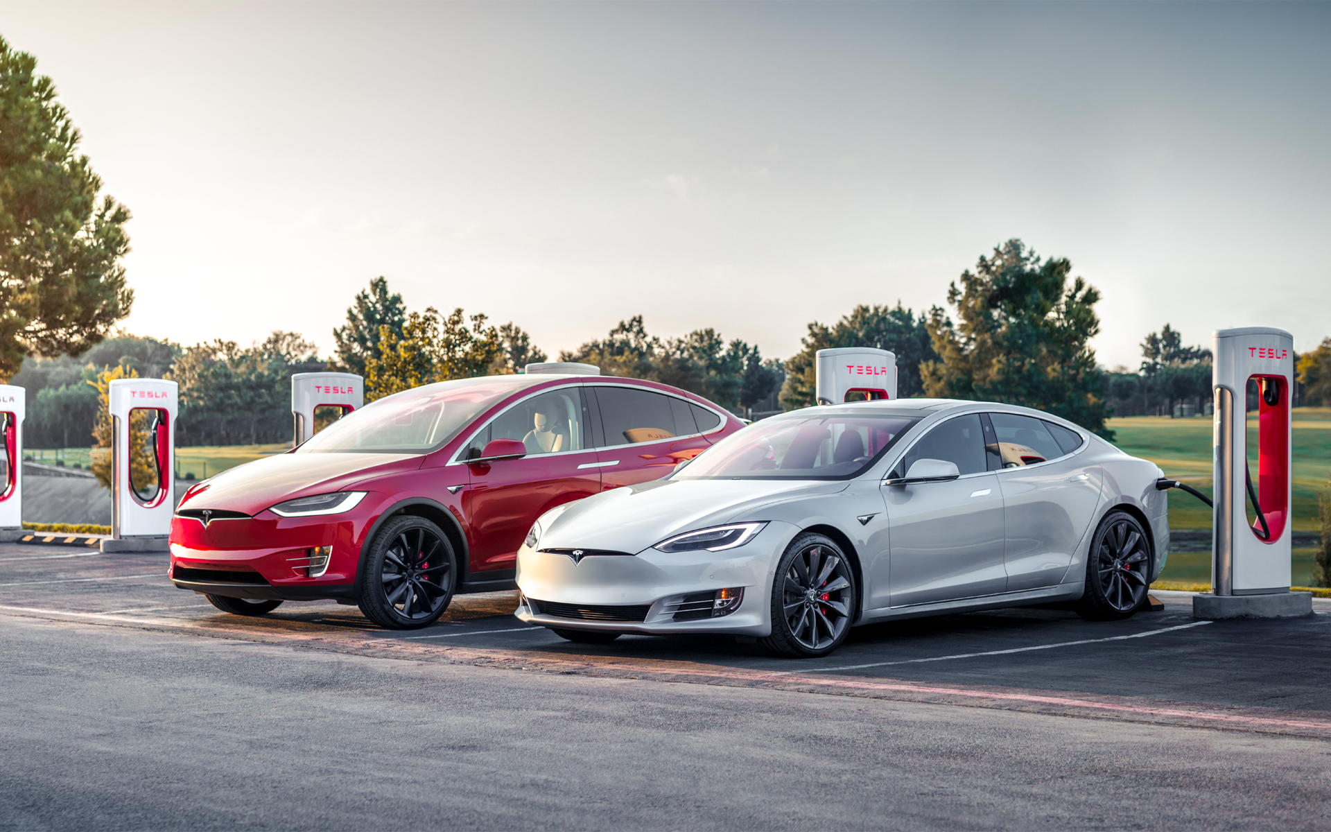 Zwei Tesla laden an der Tesla Supercharger Ladestation