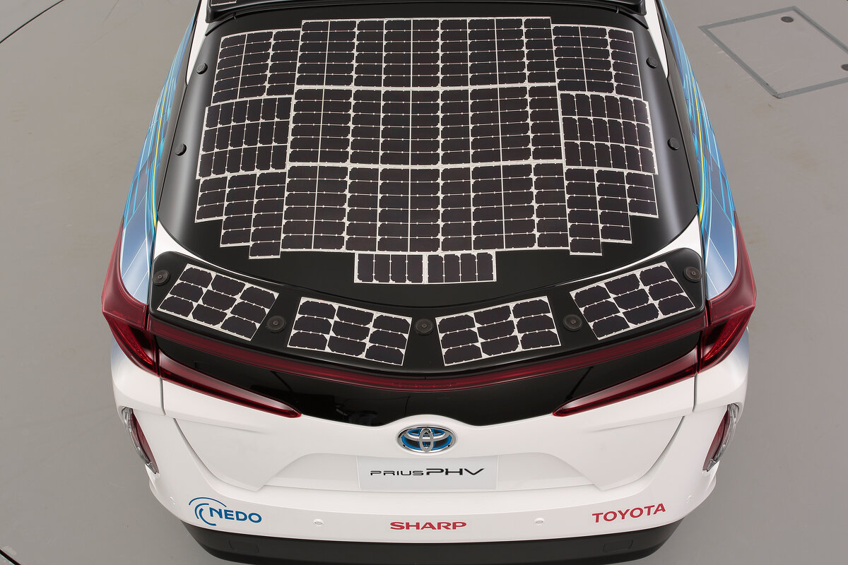 Toyota Auto Solar Power Drive von Hinten mit einem Solardach.
