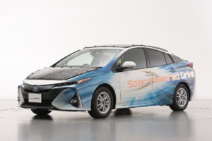 Toyota Auto von der Seite mit einem Solardach.
