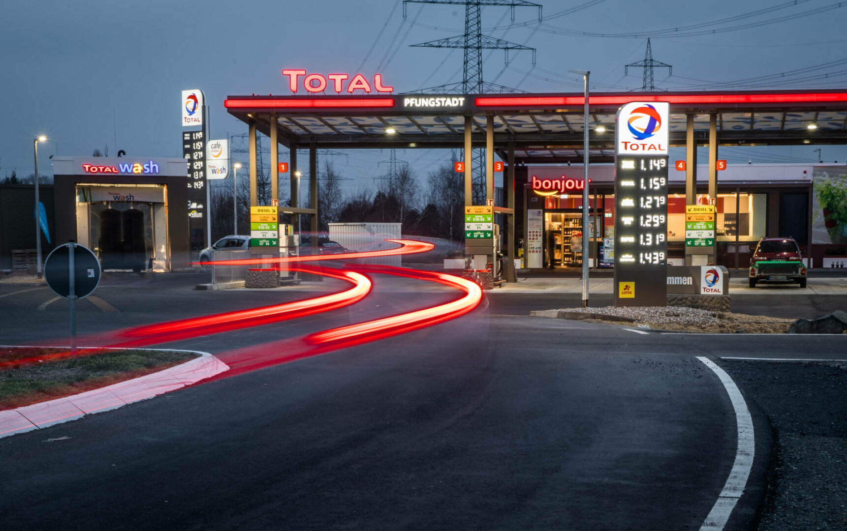 Mineralölkonzern Total will in die E-Mobilität einsteigen und seine Tankstellen mit Ladestationen ausstatten.