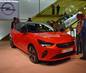 Roter Opel Corsa E Elektroauto