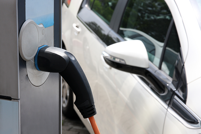 Bild: Elektroauto lädt an öffentlicher Ladestation Bild: Elektroauto lädt an öffentlicher Ladestation