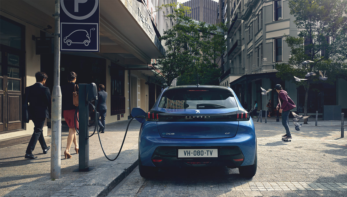 Blauer Peugeot E208 GT Elektroauto