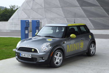 Silberner Skoda Mini Cooper Elektroauto