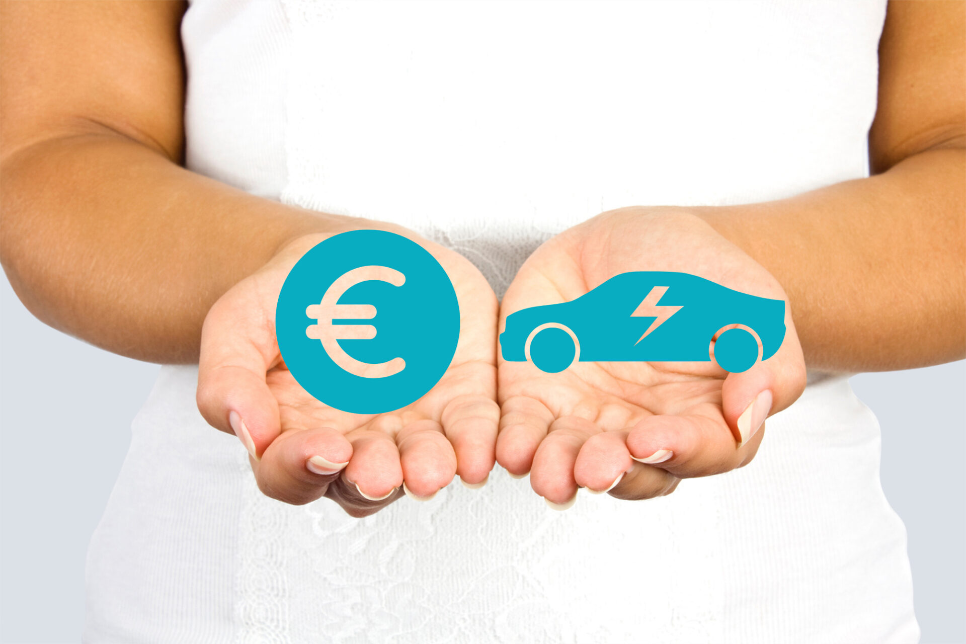 Symbolbild: THG-Quote. Frau mit zwei offenen Händen. Darin symbolisch ein Euro-Zeichen und ein Elektroauto.