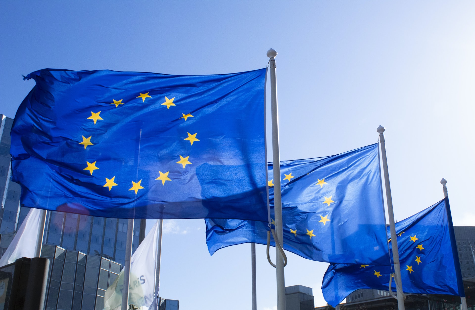Flaggen der Europäischen Union im Wind